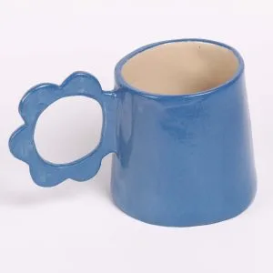 Mug en céramique émaillé bleu, orné d’une anse originale en forme de fleur