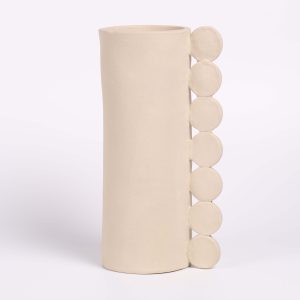 Vase en céramique cylindrique beige, orné d’une rangée de pastilles décoratives sur le côté