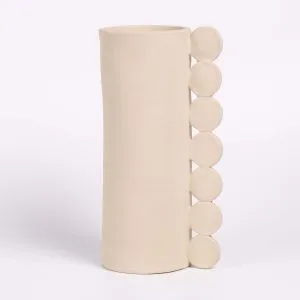 Vase en céramique cylindrique beige, orné d’une rangée de pastilles décoratives sur le côté