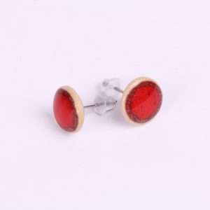 Vue rapprochée de la paire de boucles d’oreilles puce en porcelaine Rouge Feu, détail de la couleur éclatante et de l’émail artisanal.
