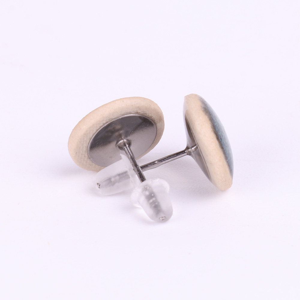 Boucles d’oreilles puce en porcelaine Rouge Feu – Vue arrière et fermoirs Détail de l’arrière des boucles d’oreilles puce en porcelaine Rouge Feu avec fermoirs en acier inoxydable et base en argile claire.