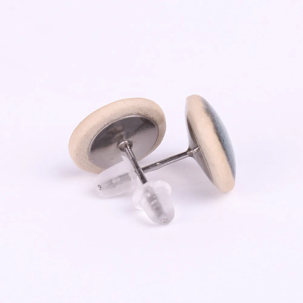 Boucles d’oreilles puce en porcelaine Rouge Feu – Vue arrière et fermoirs Détail de l’arrière des boucles d’oreilles puce en porcelaine Rouge Feu avec fermoirs en acier inoxydable et base en argile claire.