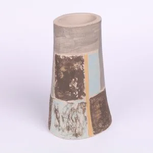 Vase en céramique avec décors géométriques colorés, réalisé par un participant en atelier céramique à Strasbourg.