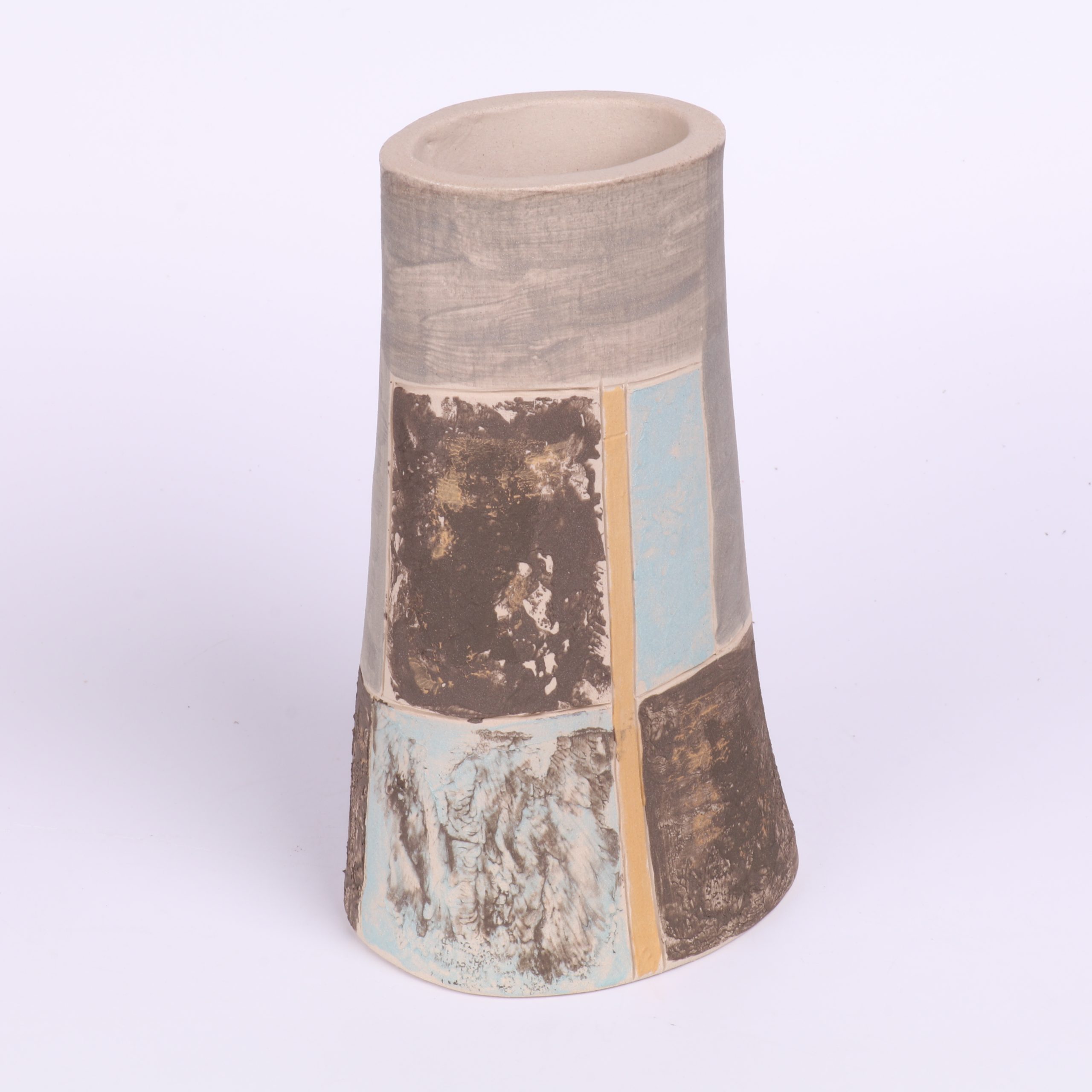 Vase en céramique avec décors géométriques colorés, réalisé par un participant en atelier céramique à Strasbourg.