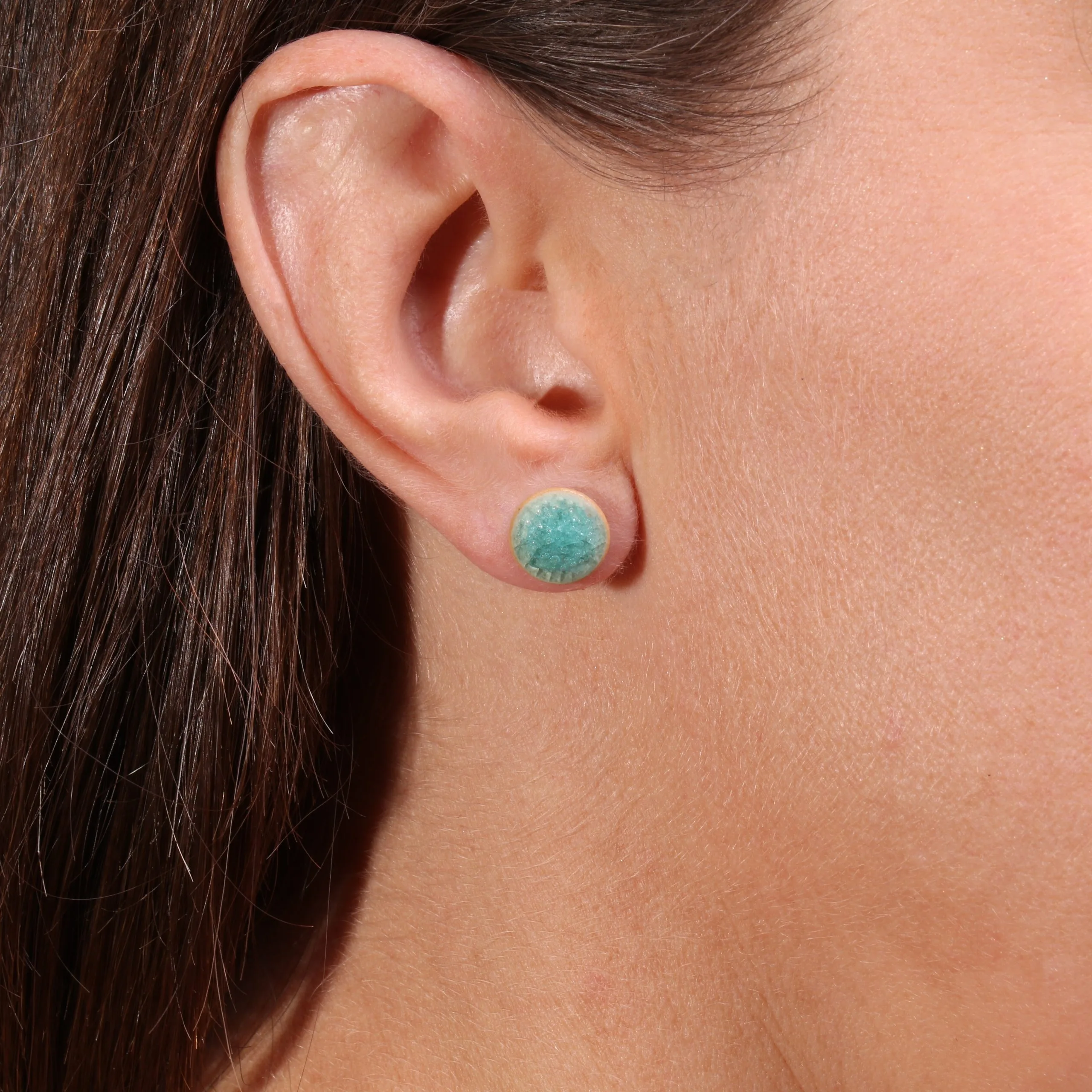 Boucles d’oreilles puce en céramique Reflets d’Océan, teinte Turquoise Lagune inspirée des eaux marines.