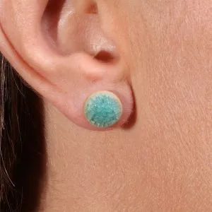 Gros plan sur la boucle d’oreille puce Reflets d’Océan Turquoise Lagune, détail des reflets émaillés.