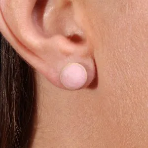 Gros plan de la boucle d’oreille puce en céramique Éclat de Poésie Rose Poudré, texture et finition artisanale.