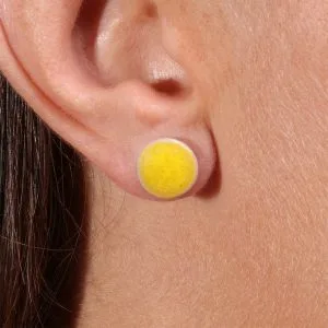 Gros plan sur la boucle d’oreille puce Éclat d’Été Jaune Soleil, détail de l’émail artisanal.