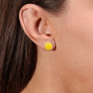 Boucles d’oreilles puce en céramique Éclat d’Été, couleur Jaune Soleil lumineuse et artisanale.