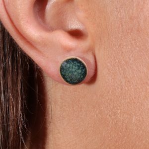 Gros plan de la boucle d’oreille puce Mystère Malachite Bleu/Vert Minéral, détail artisanal et reflets minéraux.