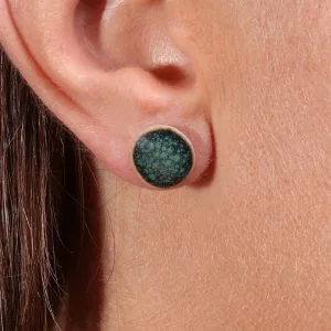 Gros plan de la boucle d’oreille puce Mystère Malachite Bleu/Vert Minéral, détail artisanal et reflets minéraux.