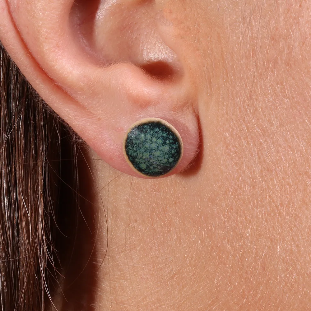 Zoom sur boucle d’oreille puce Mystère Malachite – Bleu/Vert Minéral Gros plan de la boucle d’oreille puce Mystère Malachite Bleu/Vert Minéral, détail artisanal et reflets minéraux.