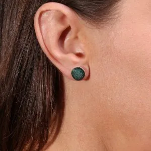 Boucles d’oreilles puce en céramique Mystère Malachite, teinte Bleu/Vert Minéral aux accents naturels.