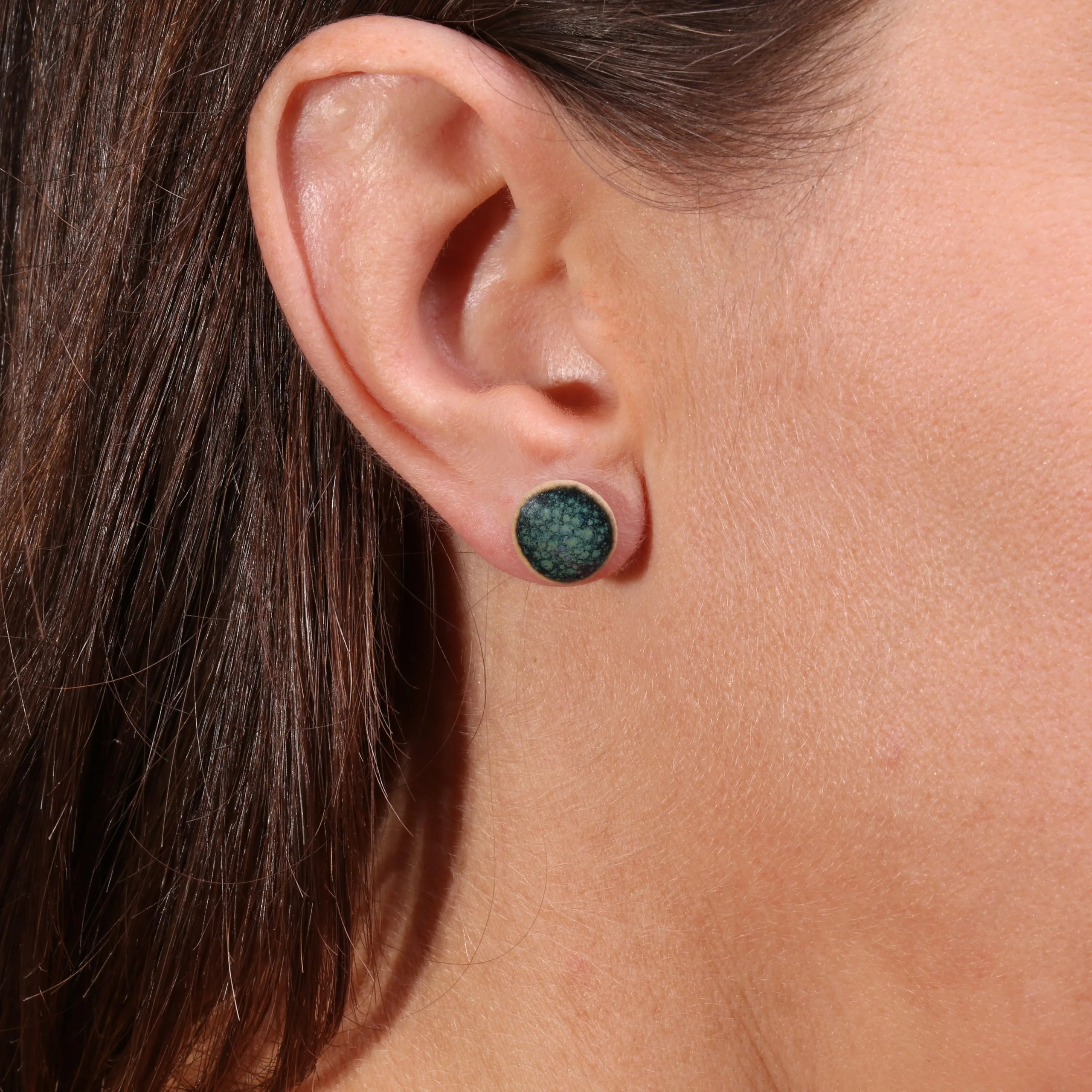 Boucles d’oreilles puce Mystère Malachite en céramique – Bleu/Vert Minéral Boucles d’oreilles puce en céramique Mystère Malachite, teinte Bleu/Vert Minéral aux accents naturels.