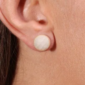 Détail en gros plan de la boucle d’oreille puce en céramique Snowflakes Blanc Givré, texture et émail artisanal.