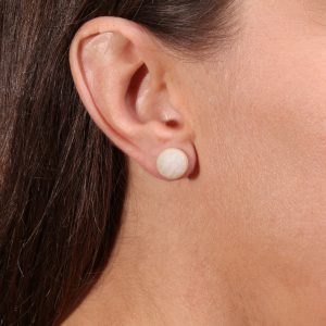 Boucles d’oreilles puce en céramique blanche Snowflakes, finition Blanc Givré, élégance artisanale.