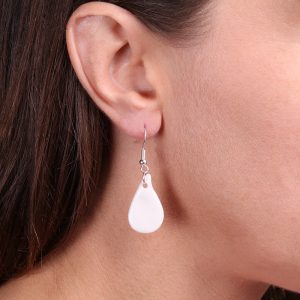Boucles d’oreilles goutte en porcelaine blanche faites main, élégantes et légères, présentées en vue d’ensemble.