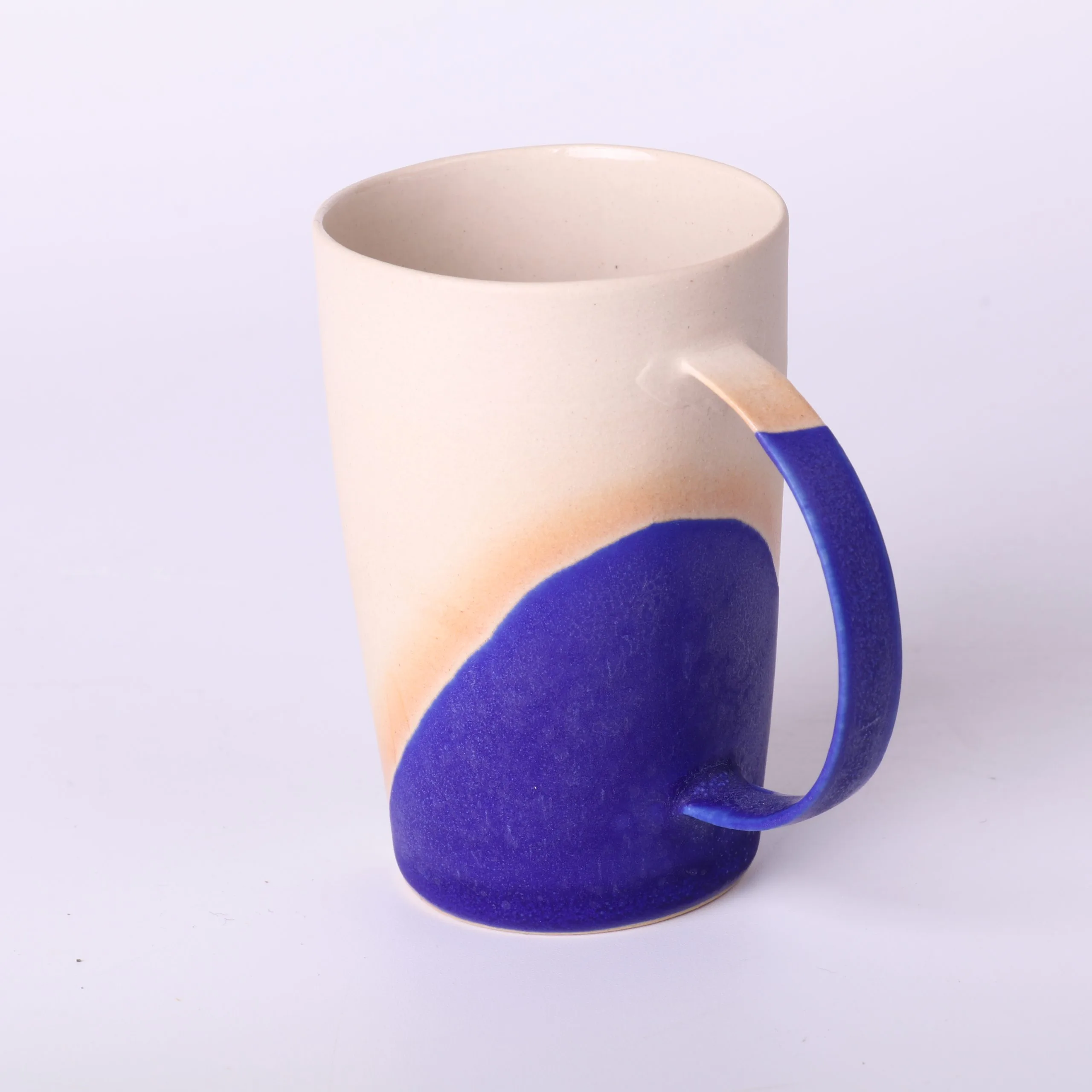 Tasse expresso design Bleu Klein — vue arrière Tasse expresso design Bleu Klein — vue arrière, anse fine, diagonale d’émail, grès naturel.