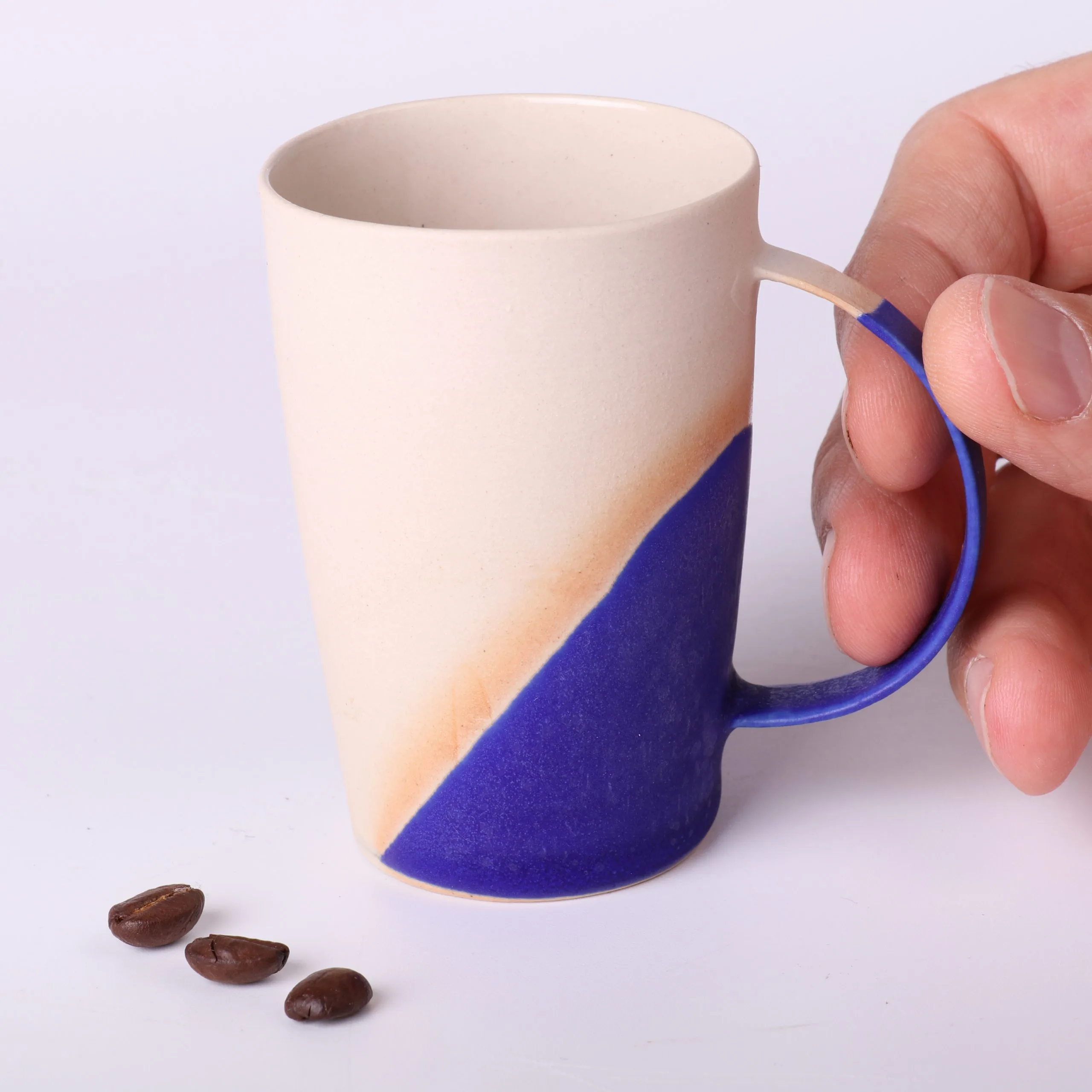 Tasse expresso design Bleu Klein — profil & anse Tasse expresso design Bleu Klein — prise en main par l’anse, profil élancé, contraste grès/émaillé.
