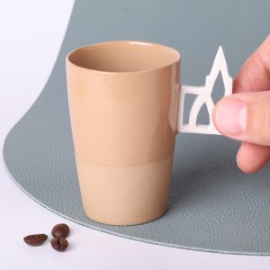 Prise en main – tasse expresso en grès caramel 90 ml, anse Cathédrale